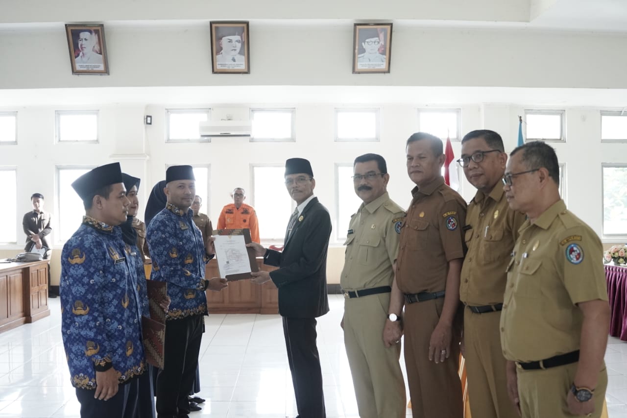 Bupati Limapuluh Kota, Safaruddin Dt. Bandaro Rajo menyerahan petikan Surat Keputusan (SK) kepada 83 PPPK, Senin (31/7/2023)